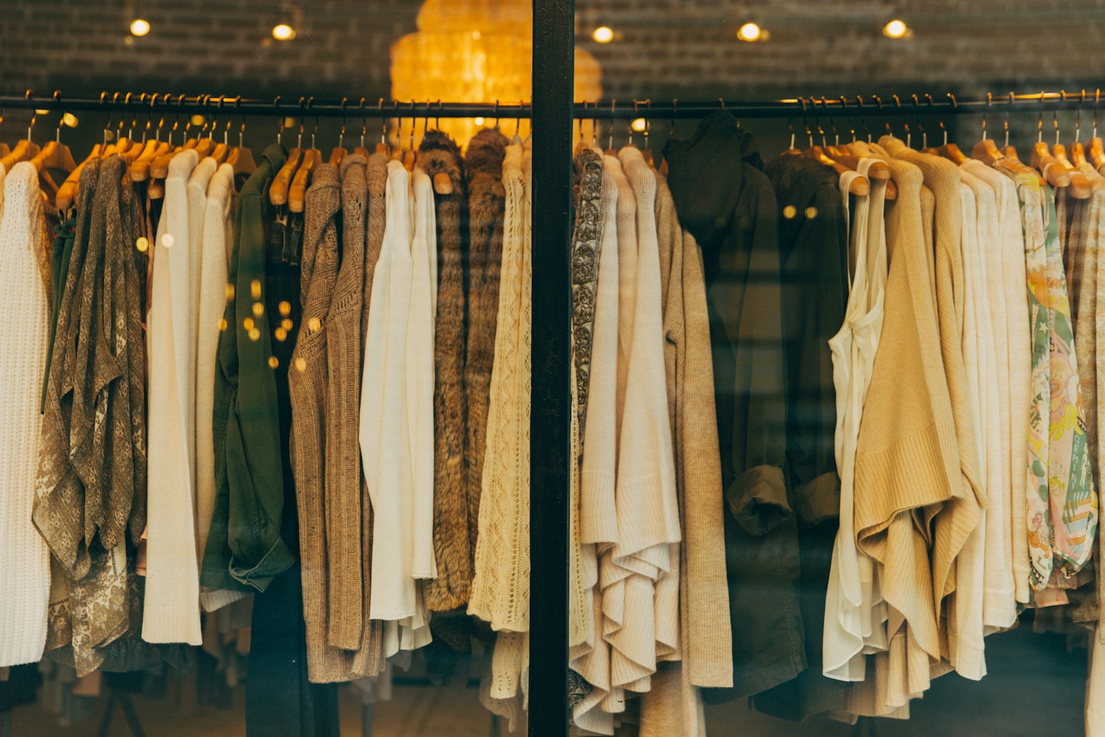 橱窗内成排服装展示